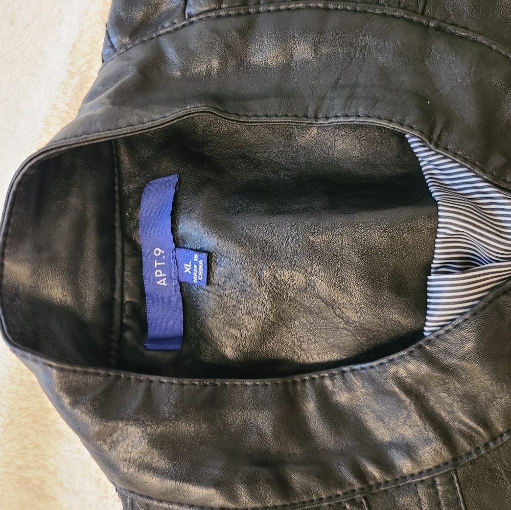 Stylish Leather Jacket - image 3